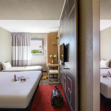 Ibis Cadarache فندق مانوسك